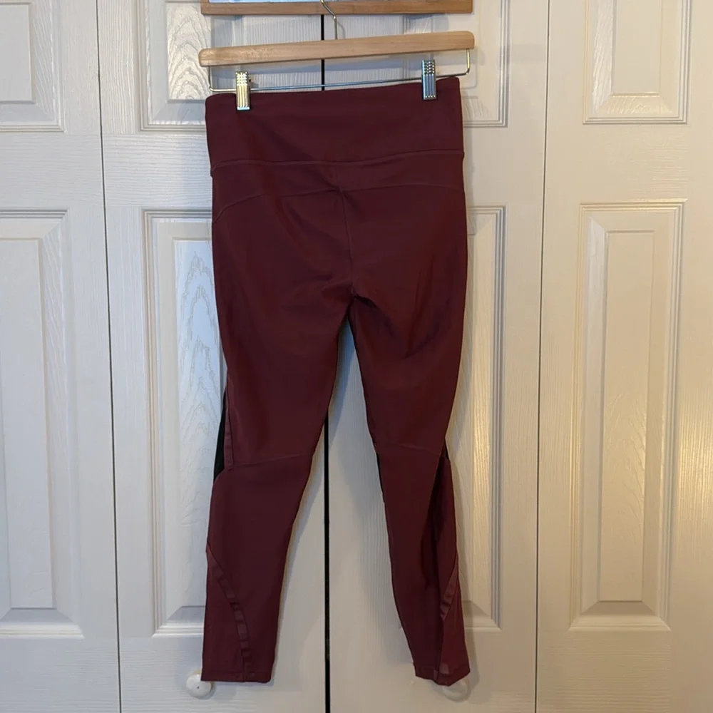 Under Armour heat gear ribbon ankle leggings. - Picture 2 of 5